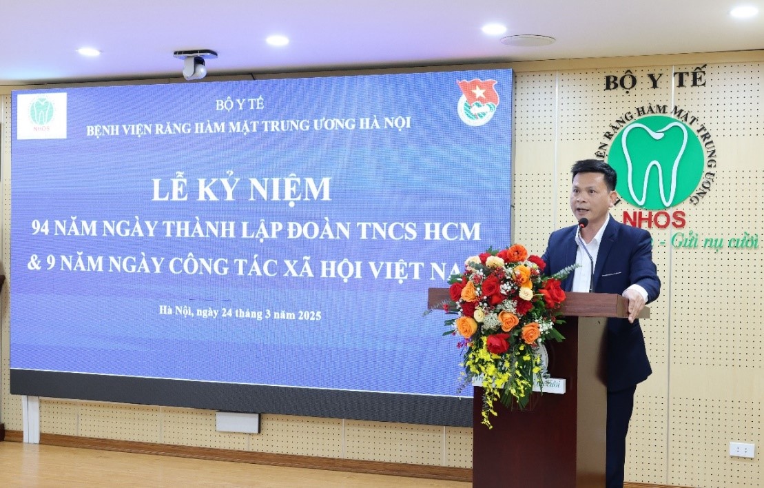 ThS. Trương Văn HIếu, Phó Chủ tịch Cồng đoàn bệnh viện điều hành phần trao giấy khen cho các công đoàn viên